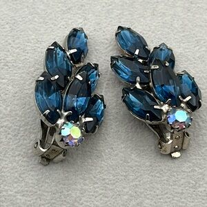 Vintage blue and AB rhinestone clip on earrings
Unsigned beauties